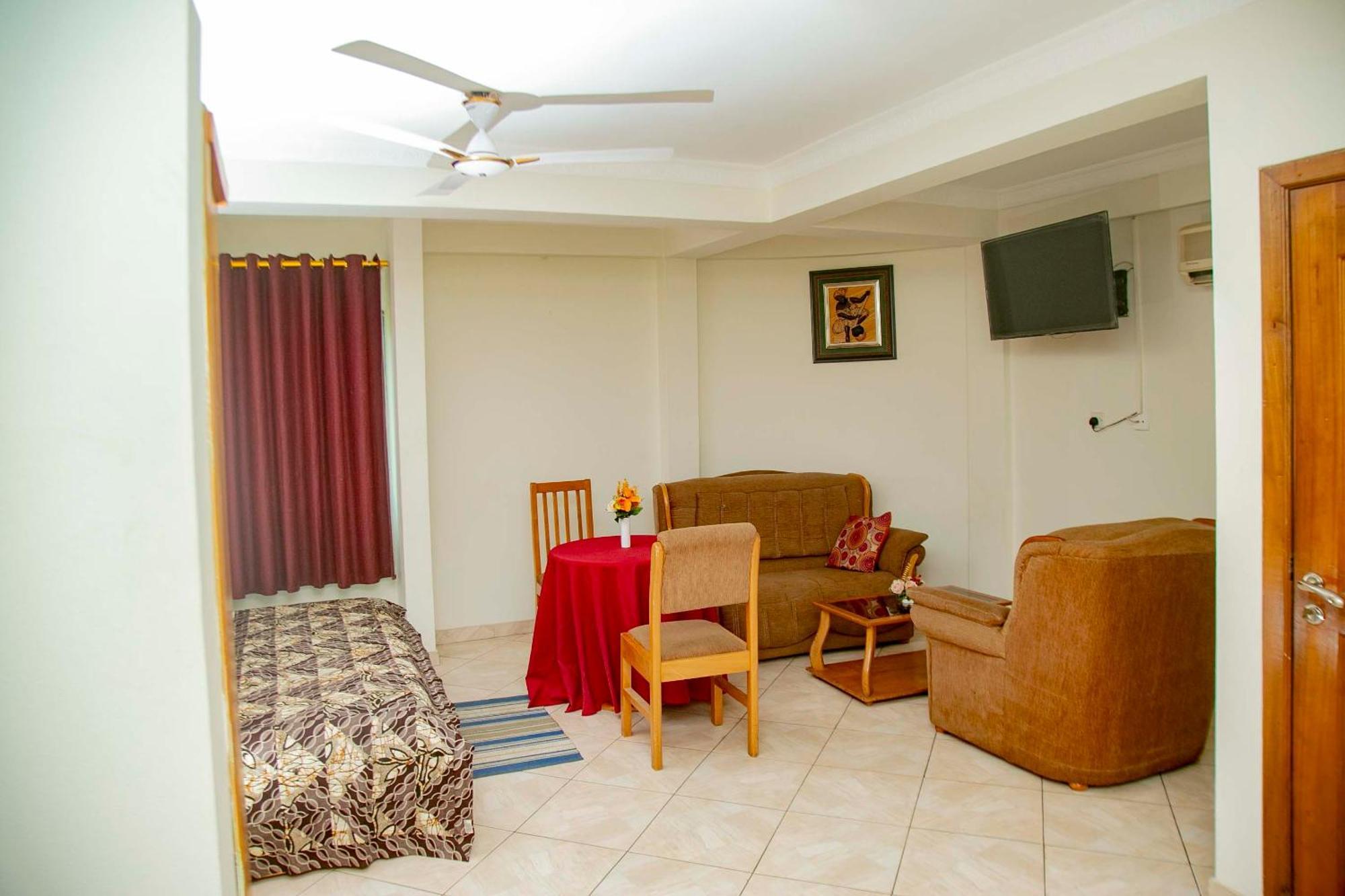 Brookvale Hotel Weija Esterno foto