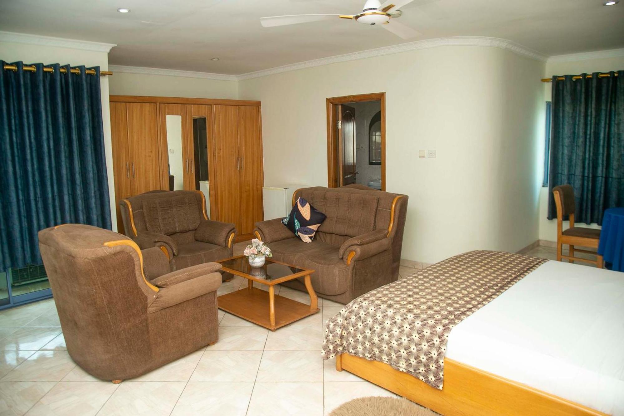 Brookvale Hotel Weija Esterno foto