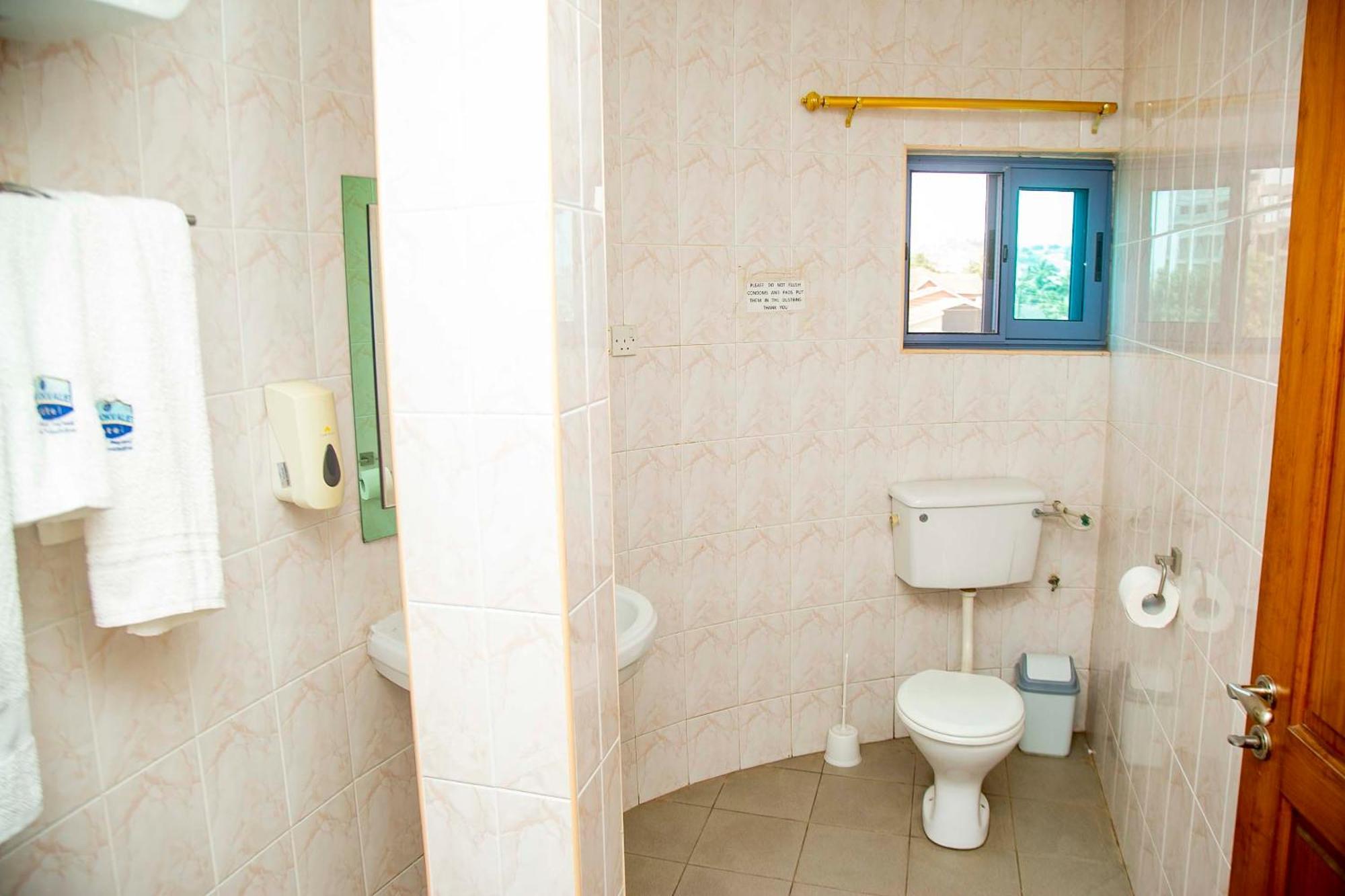 Brookvale Hotel Weija Esterno foto