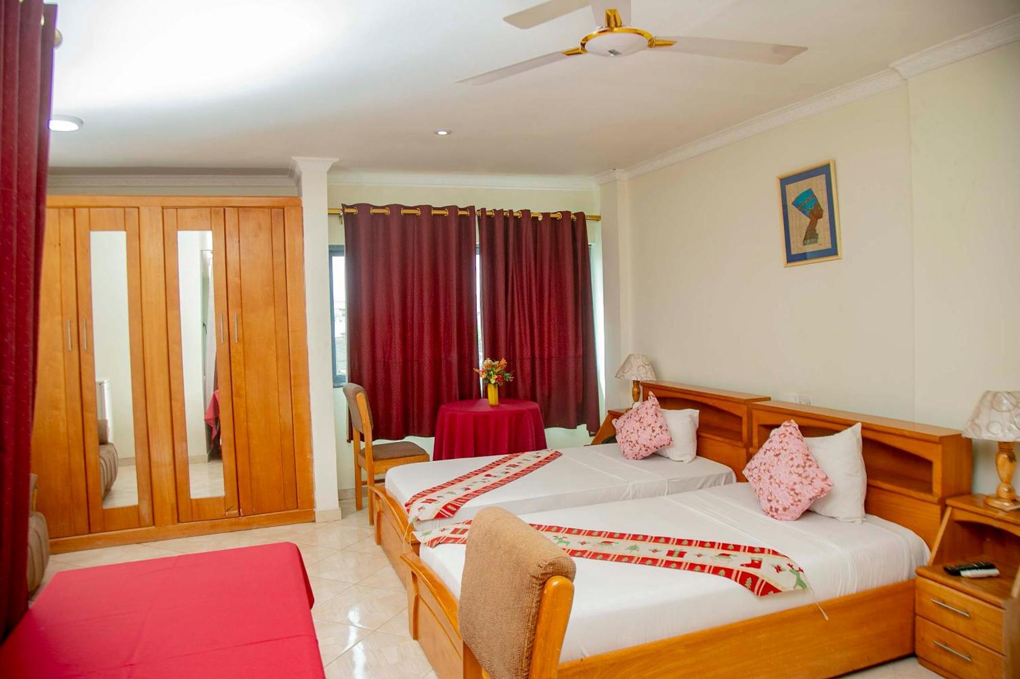 Brookvale Hotel Weija Esterno foto