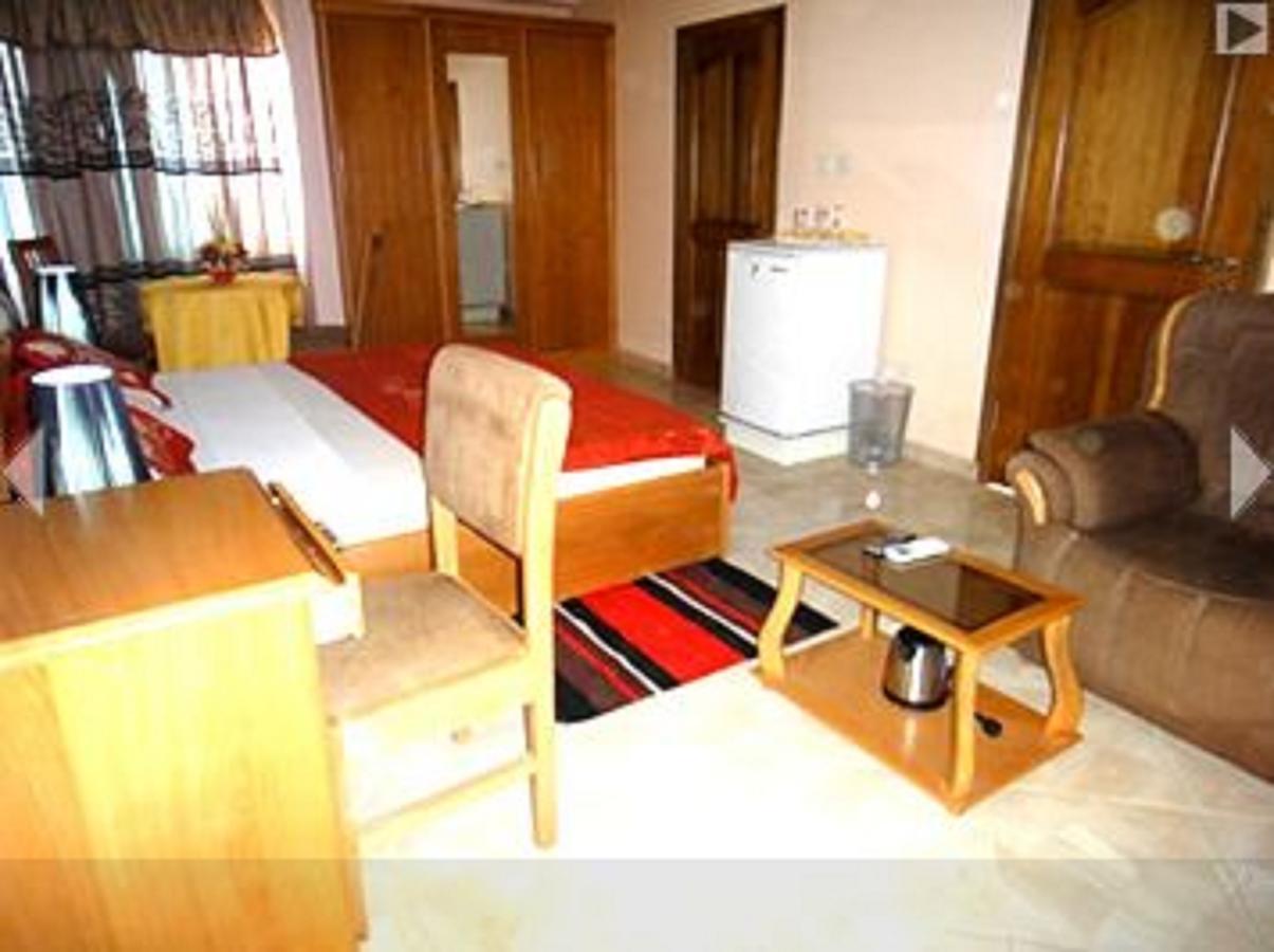 Brookvale Hotel Weija Esterno foto