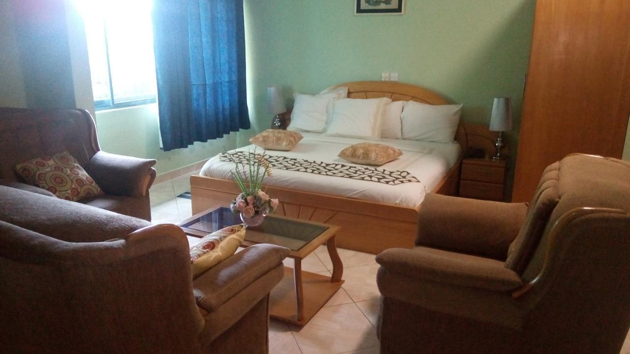 Brookvale Hotel Weija Esterno foto