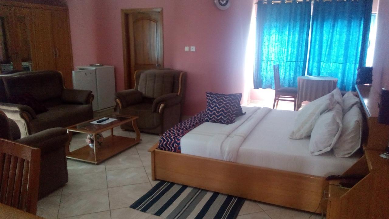 Brookvale Hotel Weija Esterno foto